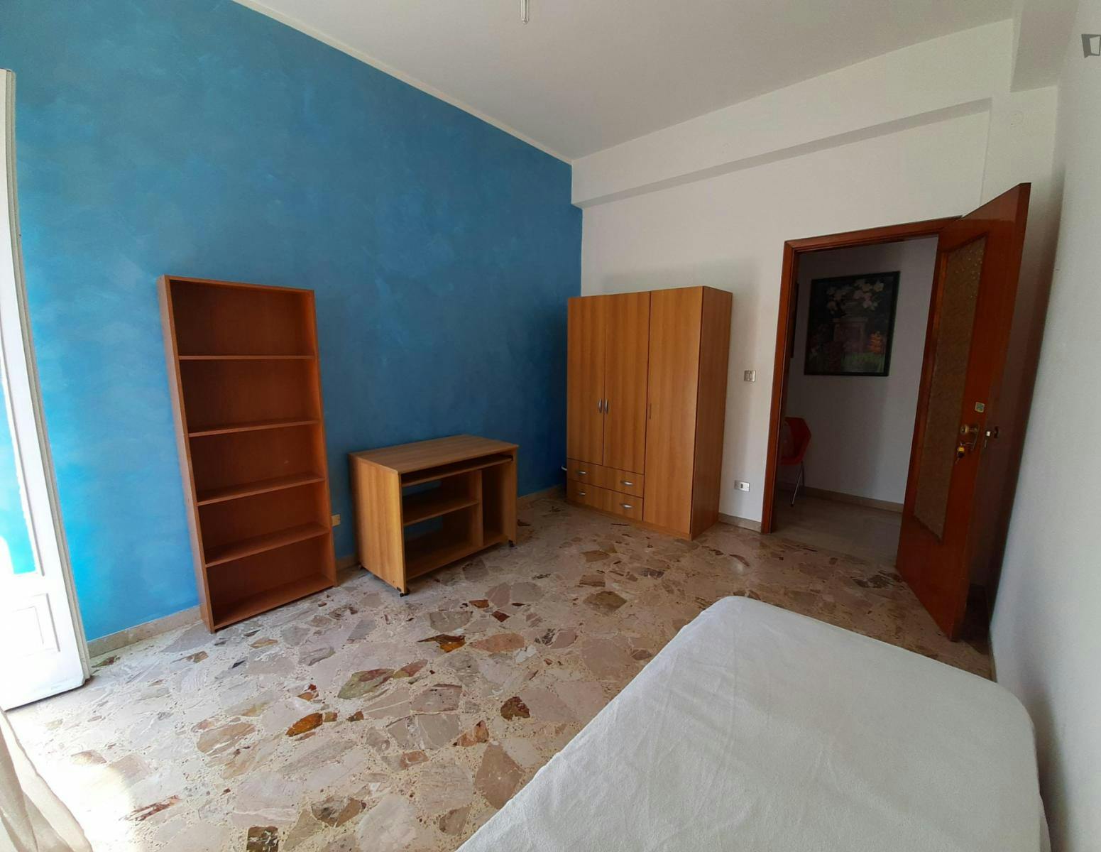 Welcoming Single bedroom, with balcony, in 4-bedroom apartment close to the center