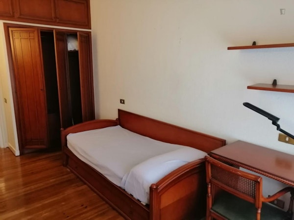 Nice single bedroom near Autonomía Train Station
