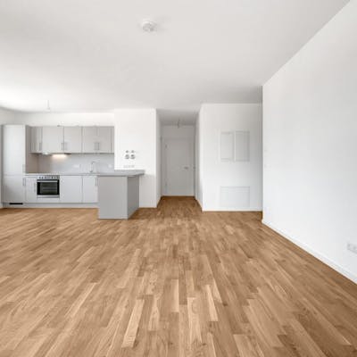 Unfurnished 2-bedroom apartment with loggia in Karlshorst