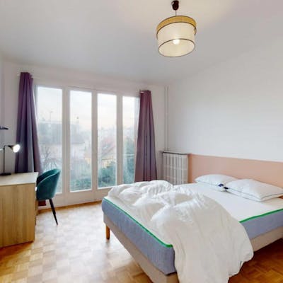 Nice double bedroom not far from Le Stade train station