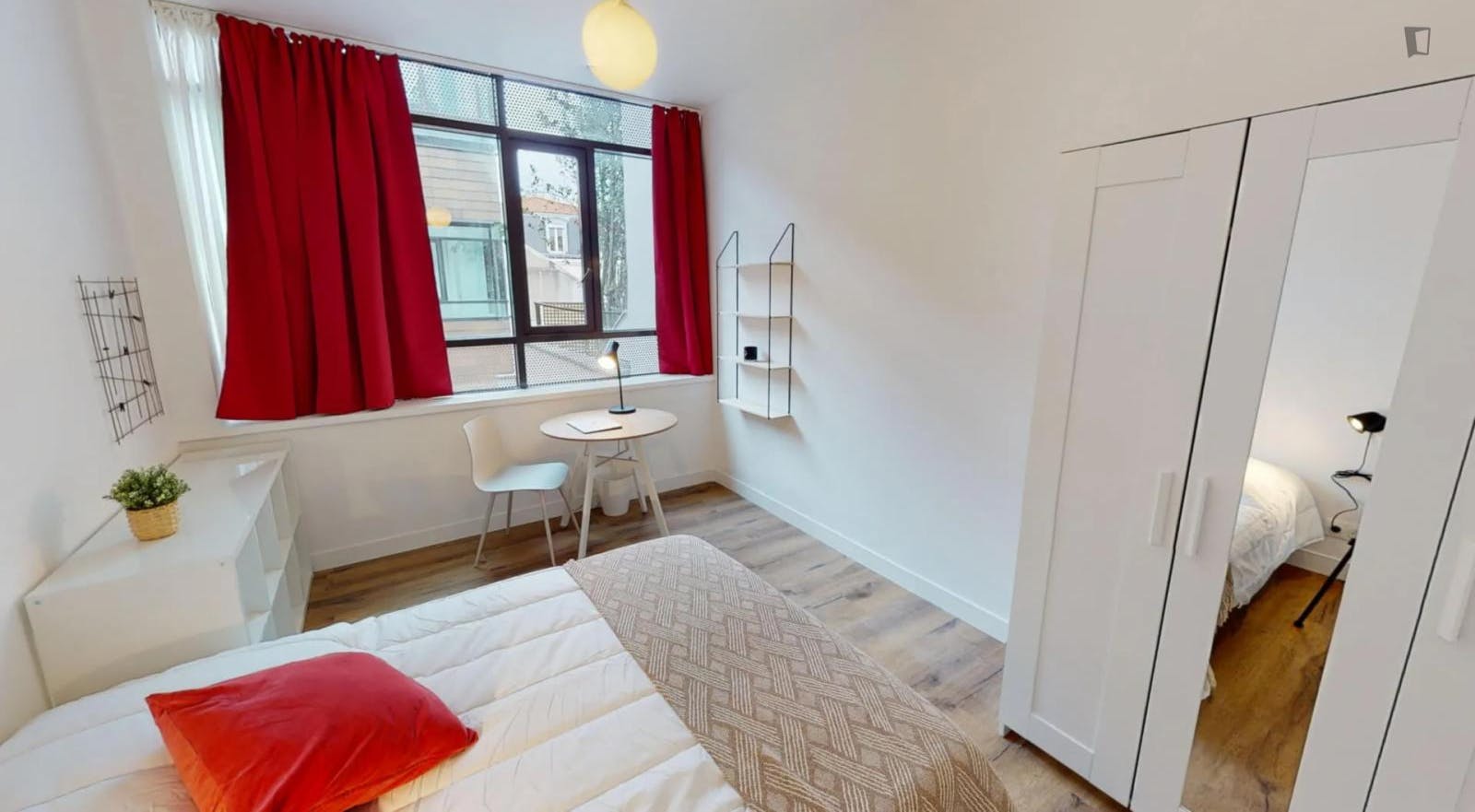 Cute double ensuite in a 12-bedroom apartment not far from Sports Area Jean-Pierre Rives