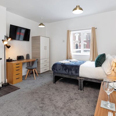 City Centre Studio 8 with Kitchenette, Free Wifi and Smart TV with Netflix by Yoko Property