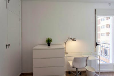 Very cool double bedroom with a balcony, near Jardins del Reial  - Gallery -  2