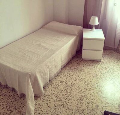 Snug single bedroom in a 6-bedroom flat, near Facultad de Derecho  - Gallery -  2