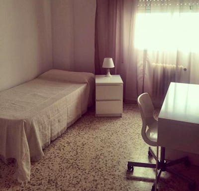 Snug single bedroom in a 6-bedroom flat, near Facultad de Derecho  - Gallery -  1