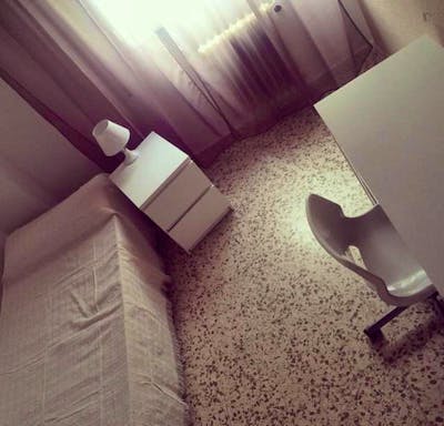 Snug single bedroom in a 6-bedroom flat, near Facultad de Derecho  - Gallery -  3