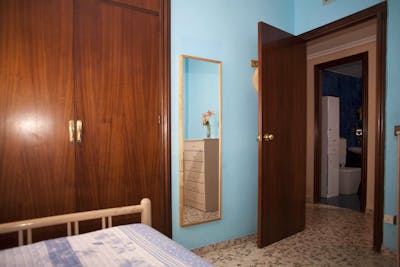 Friendly singles bedroom in a 4-bedroom apartment un Triana  - Gallery -  3