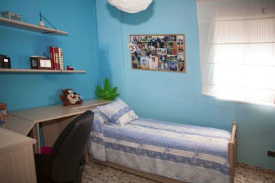 Friendly singles bedroom in a 4-bedroom apartment un Triana  - Gallery -  1