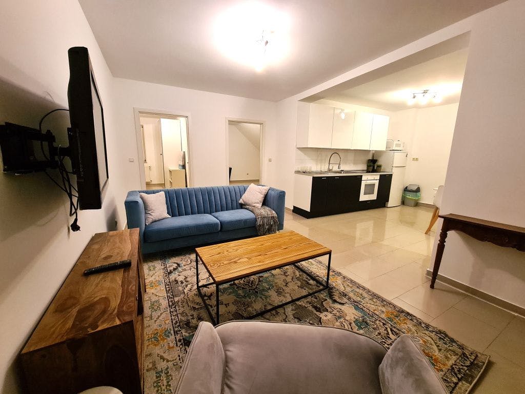 Beautiful, fully furnished, serviced apartment next to GTA