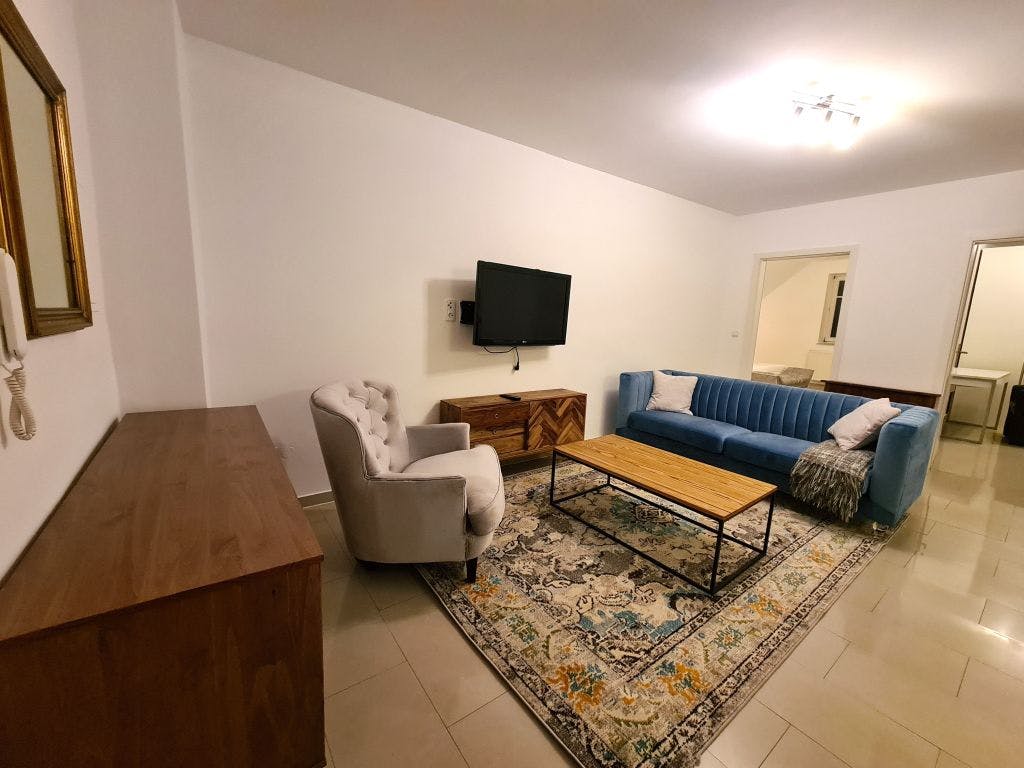Beautiful, fully furnished, serviced apartment next to GTA