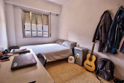 Double bedroom in a student flat, in Ciutat Jardí  - Gallery -  2