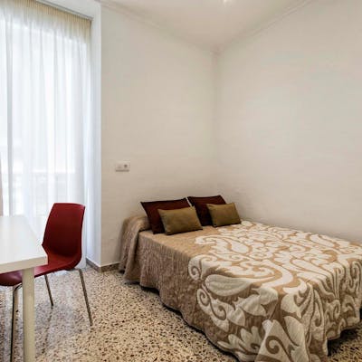 Beautiful double bedroom in a 3-bedroom apartment