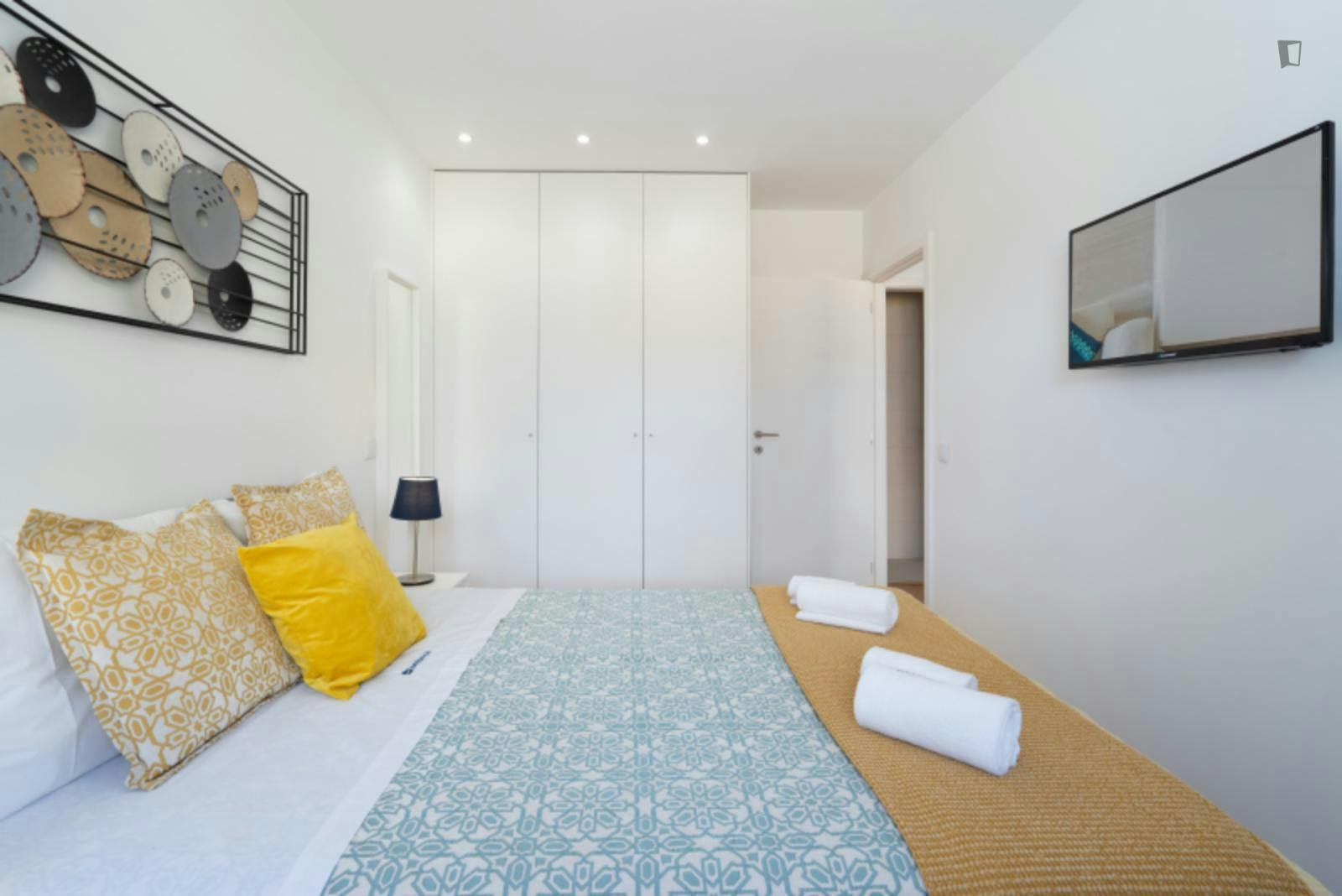 Sweet 1-bedroom apartment with balcony and garage near Câmara Gaia metro station