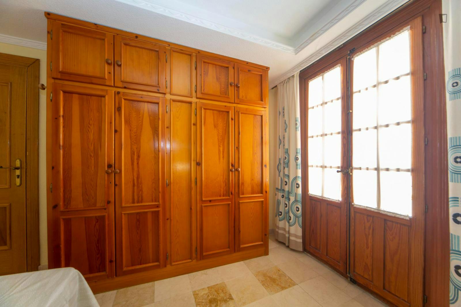Very nice double bedroom with a balcony, in the centre of Granada