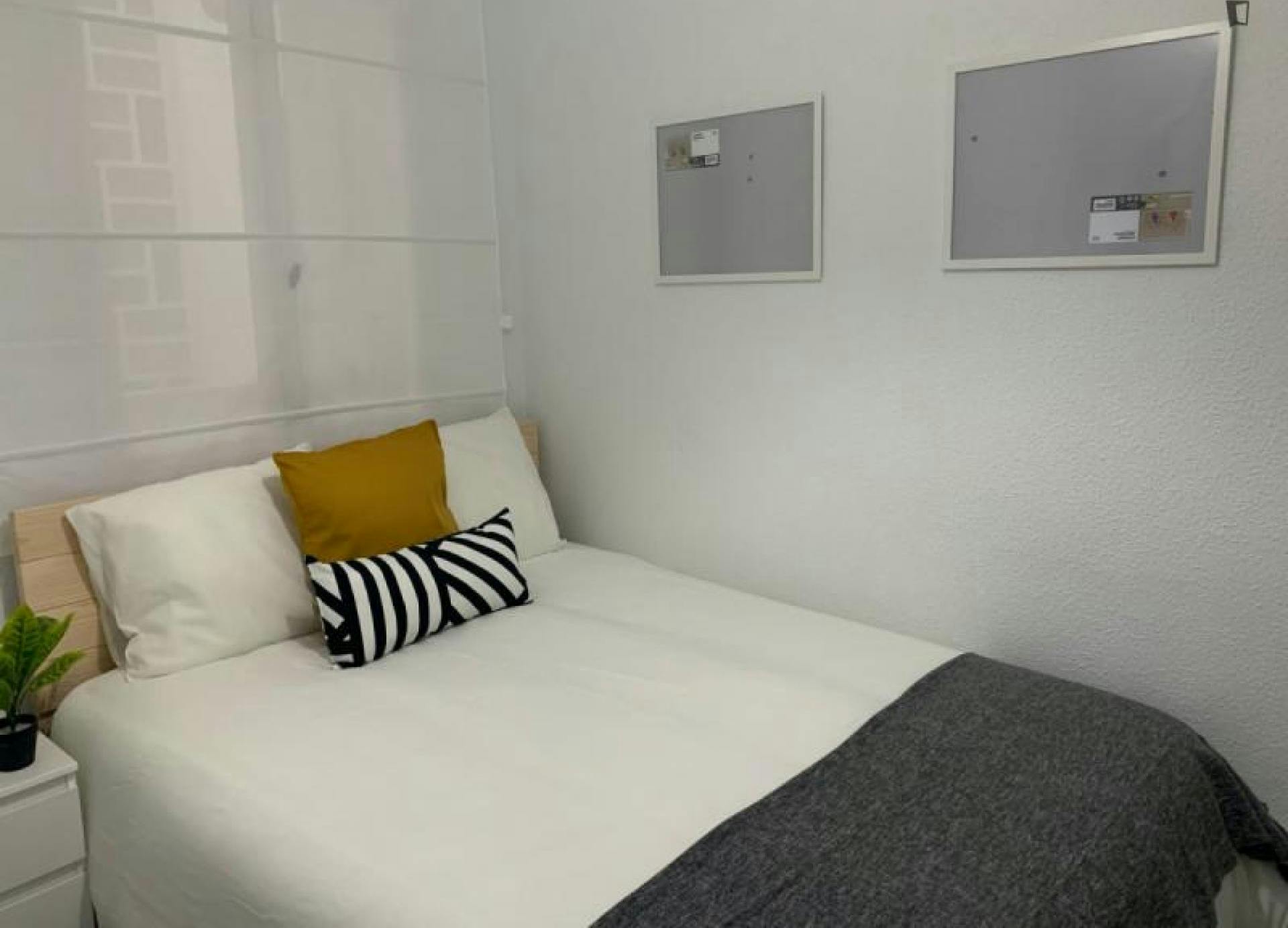 Double bedroom in a 3-bedroom apartment near Parc lo Morant