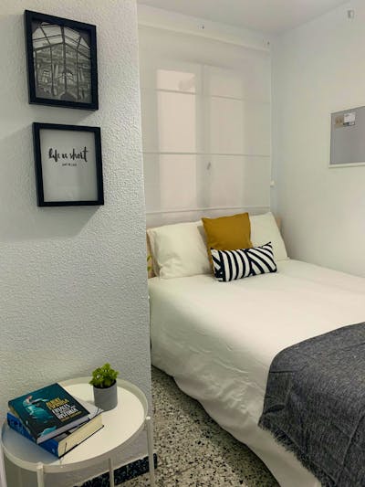 Double bedroom in a 3-bedroom apartment near Parc lo Morant