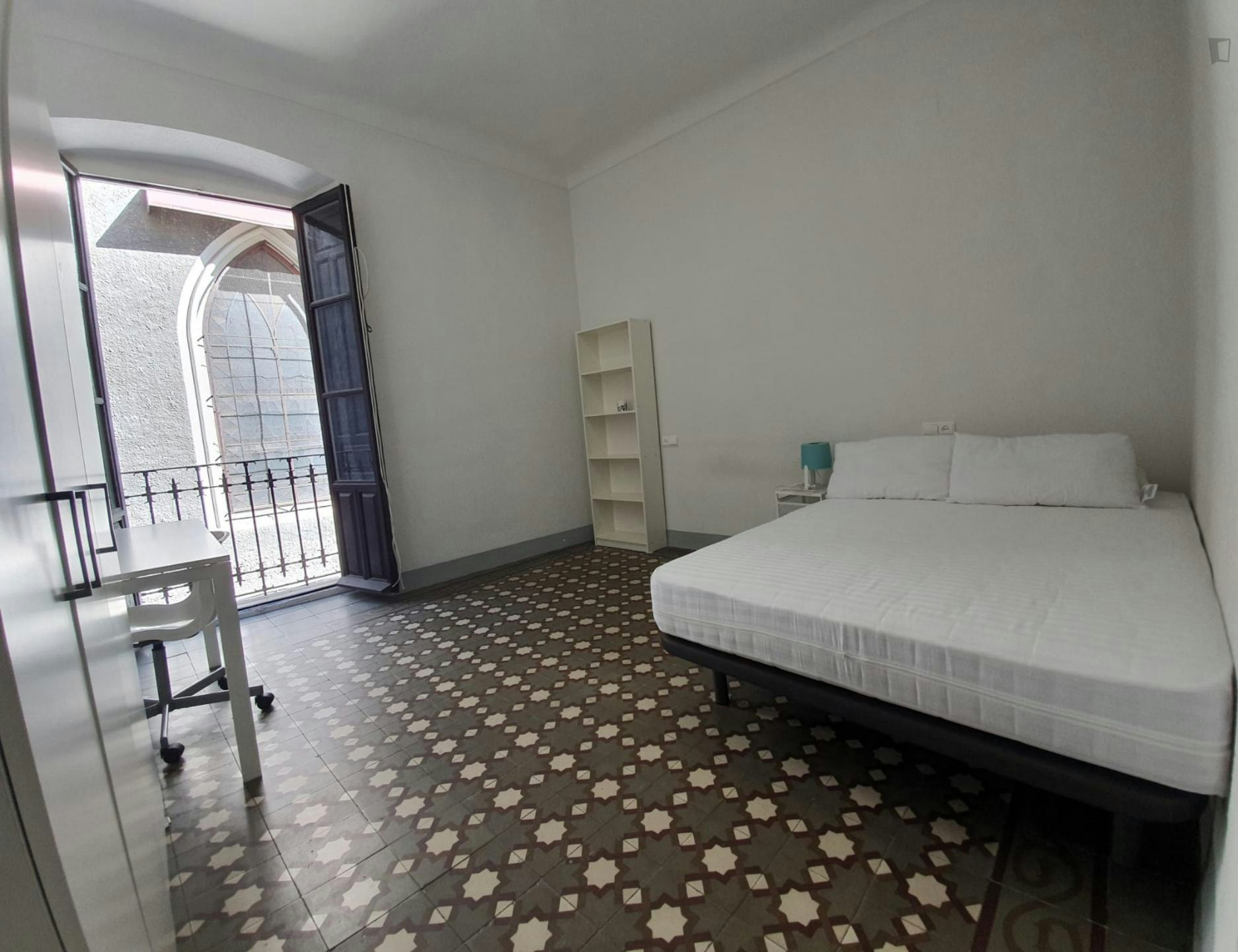 Comfy double bedroom near Puerta de Elvira