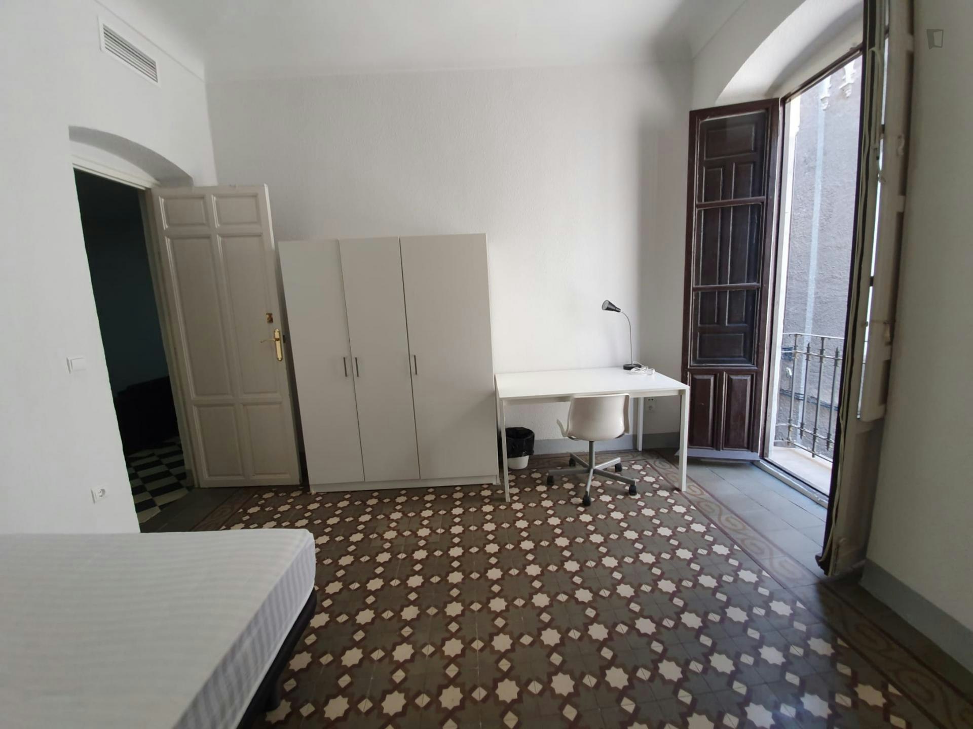 Comfy double bedroom near Puerta de Elvira