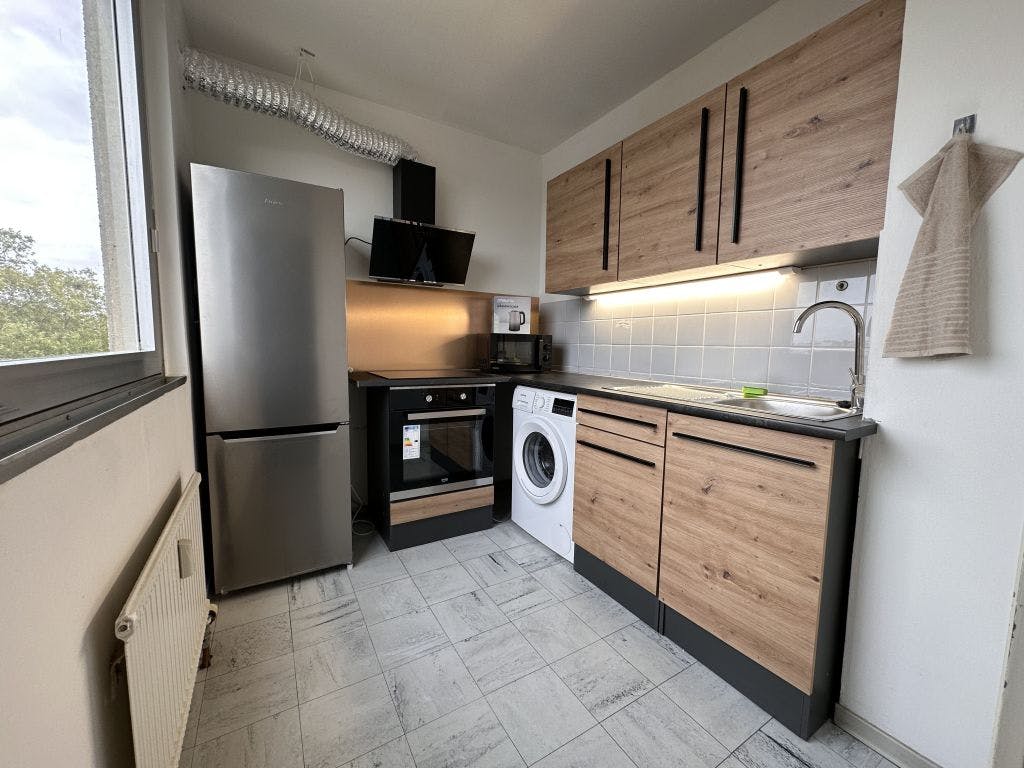 Fully furnished sunny studio with balcony, equipped kitchen, parking, and free Netflix 