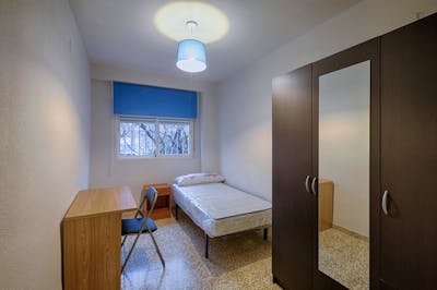 Snug single bedroom in Cartuja  - Gallery -  1