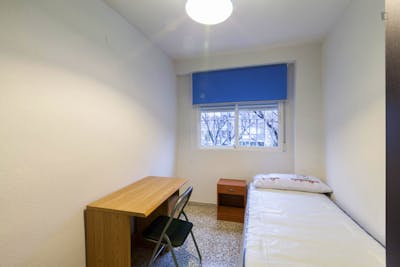 Snug single bedroom in Cartuja  - Gallery -  2