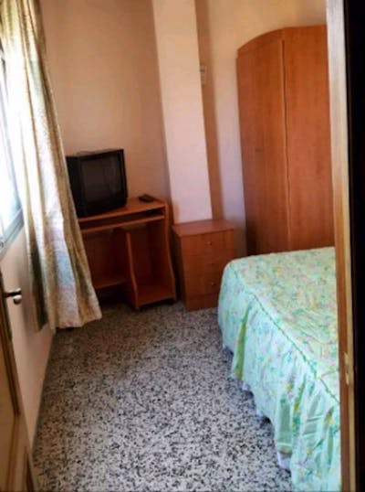 Single bedroom next to Figares