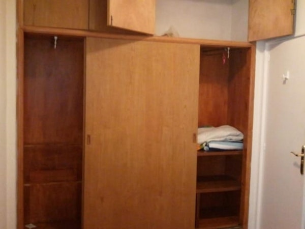 Single bedroom in 8-bedroom apartment