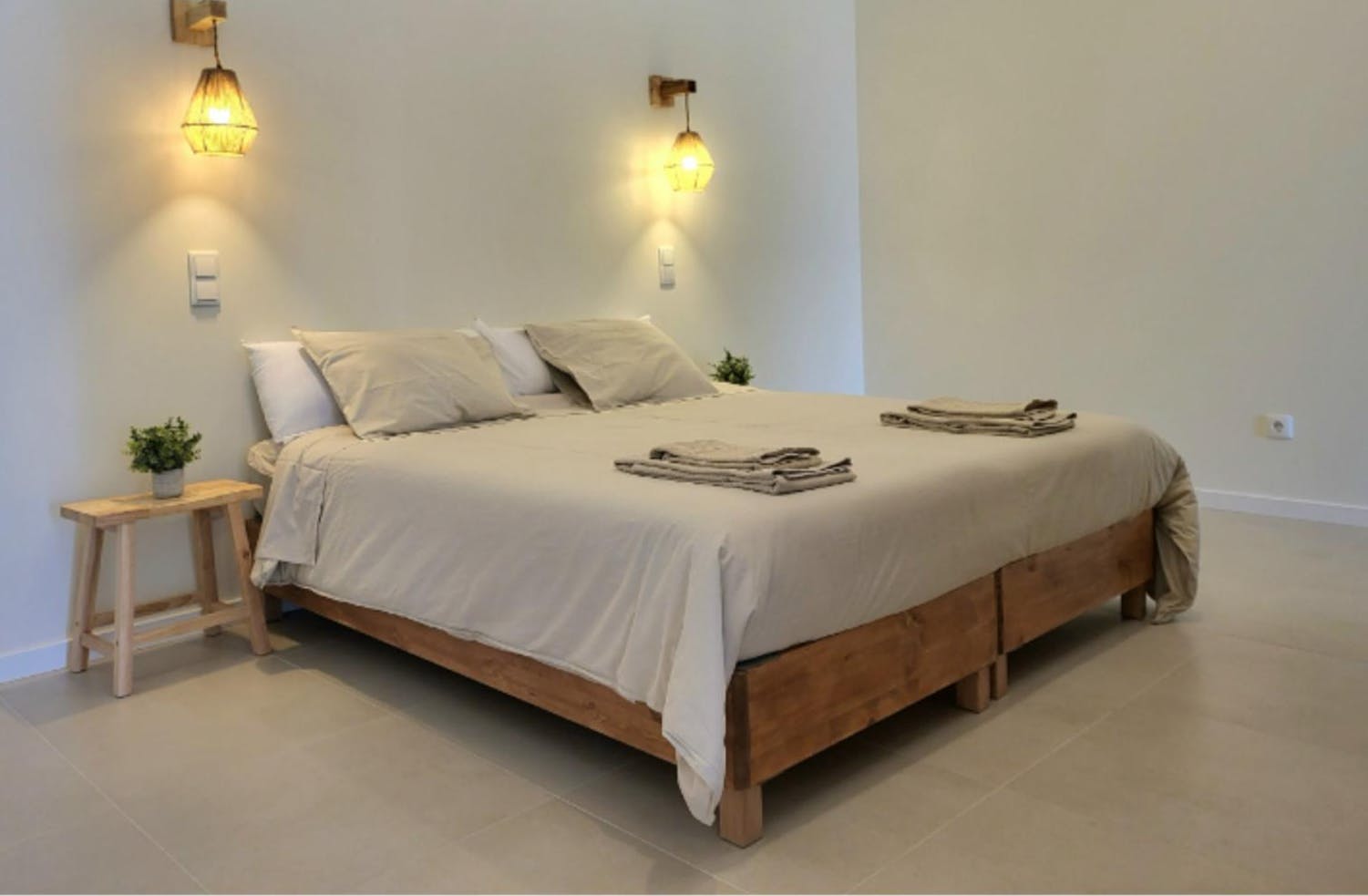 Modern 1 Bedroom Apartment close to  Praia da Baleia
