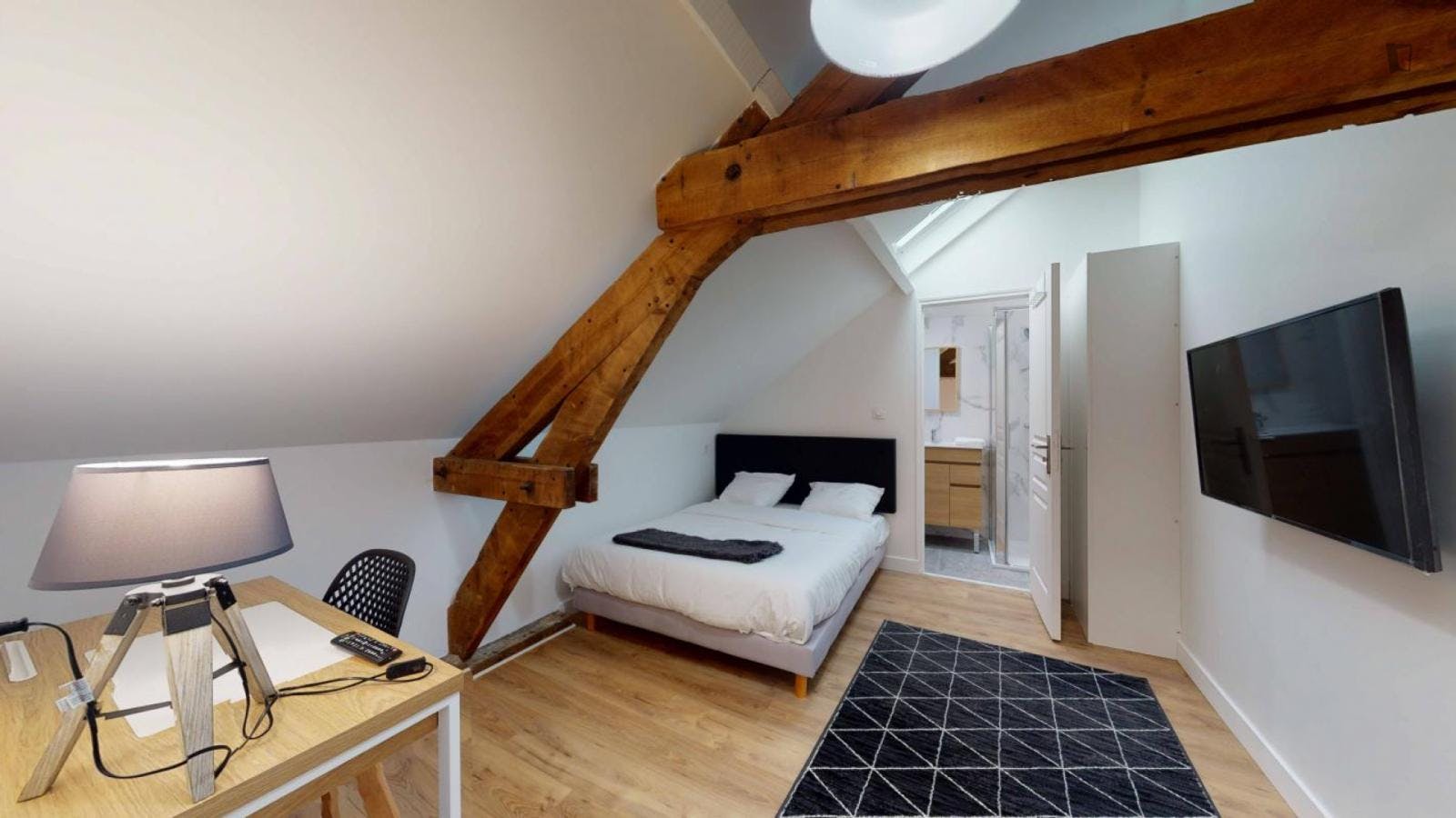 Elegant double ensuite bedroom not far from the Campus du Tertre