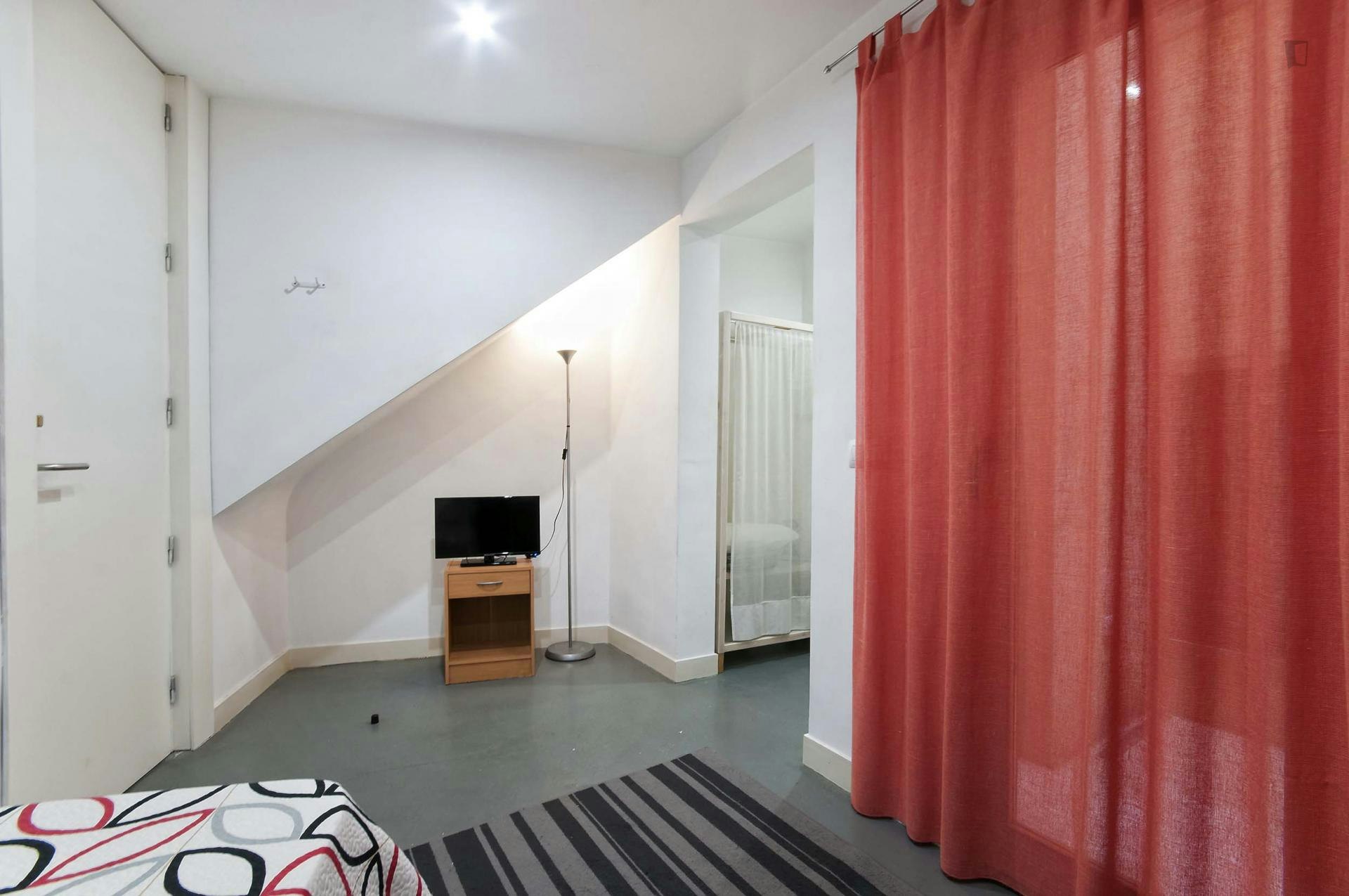 Lovely double bedroom close to Mercado train station