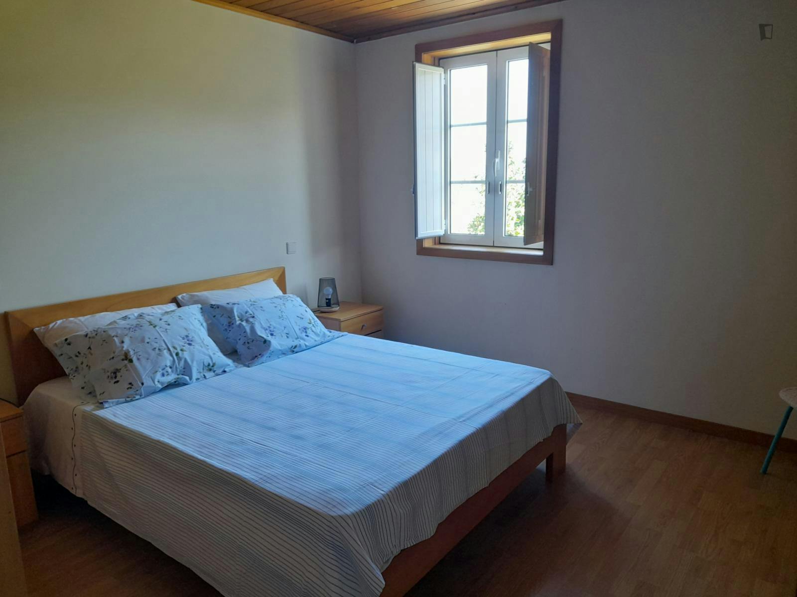 Double bedroom, with private bathroom, in 4-bedroom house