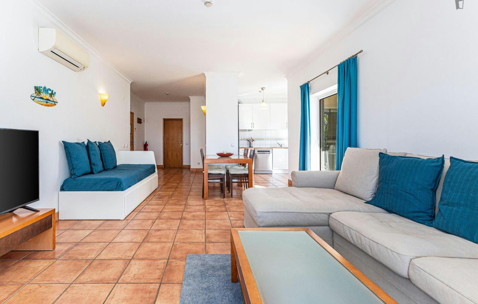 Sunny 1-bedroom apartment, with a terrace, in Porto de Mós