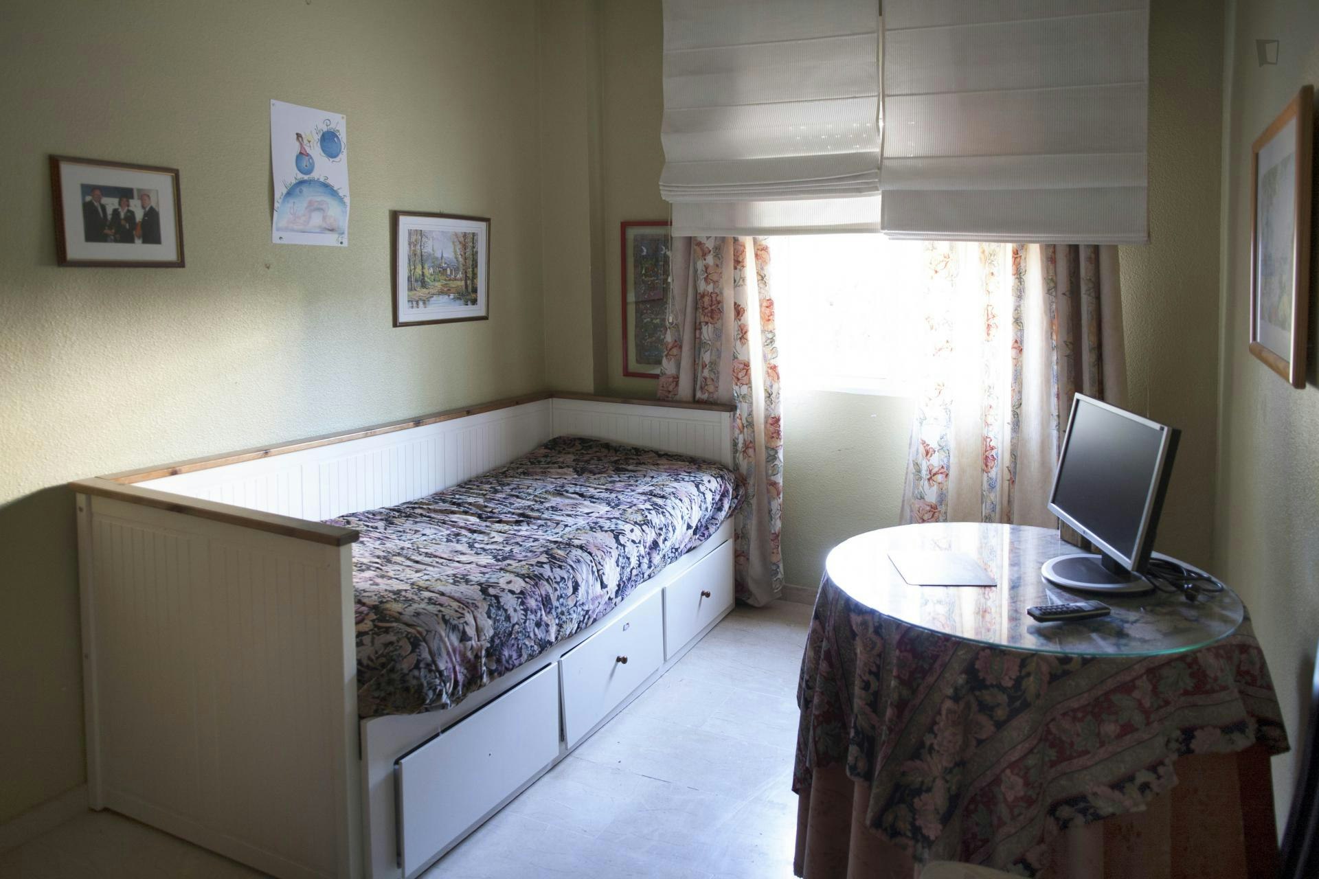 Comfy single bedroom in a house with swimming pool near Sanlúcar la Mayor