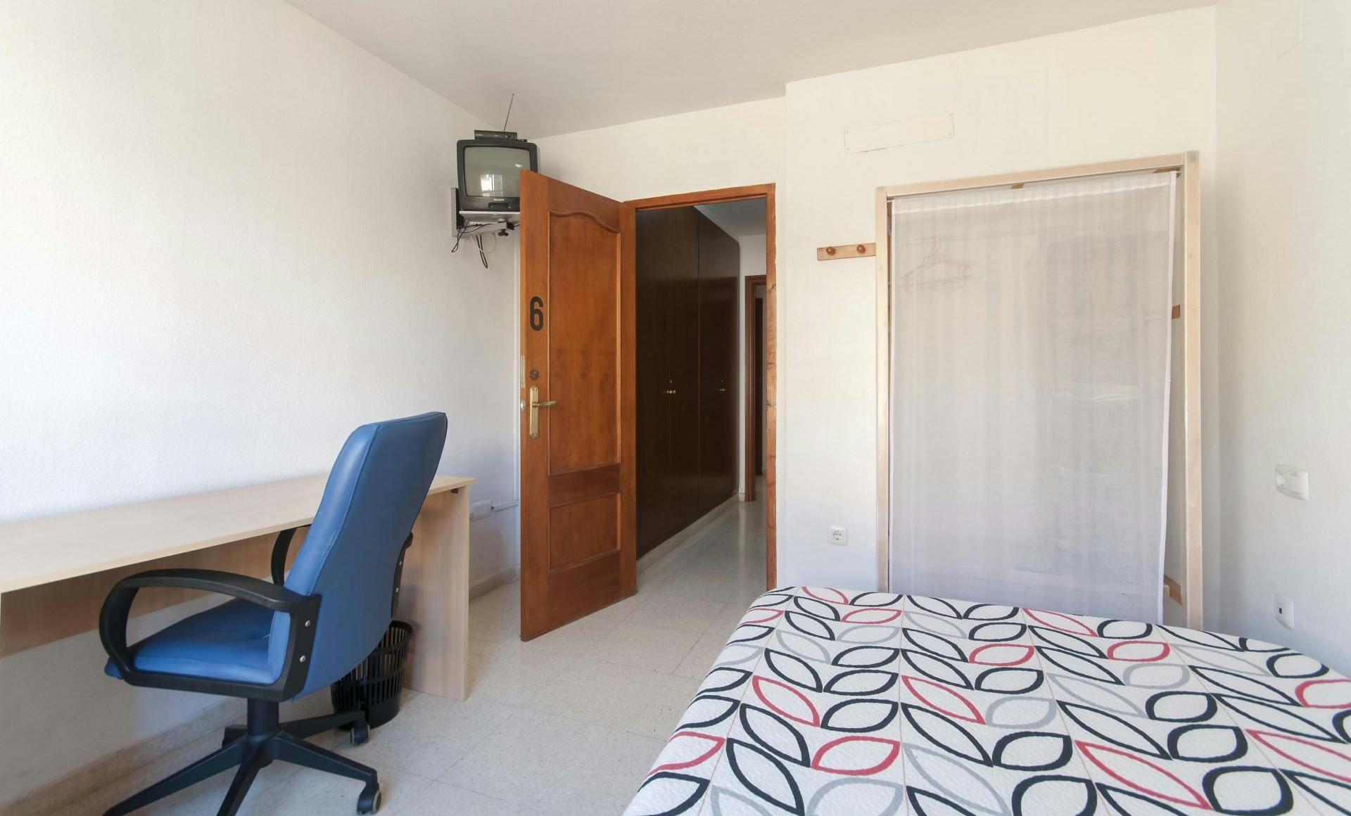 Double bedroom in a 6-bedroom apartment in Alicante