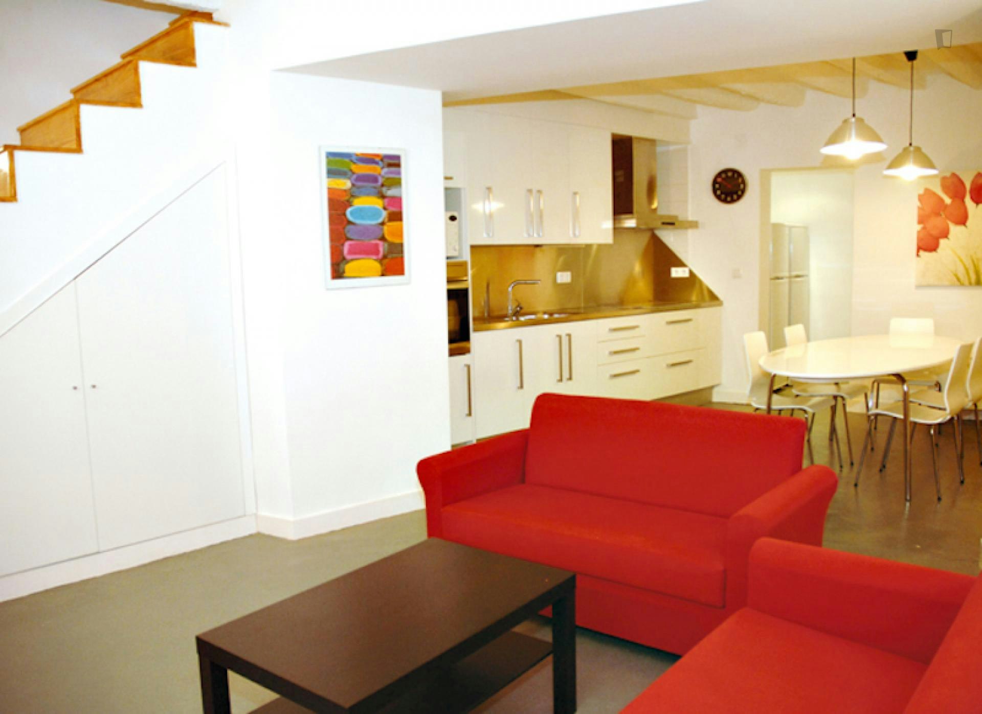 Spacious double bedroom in a seven bedroom apartment, in the centre of Alicante