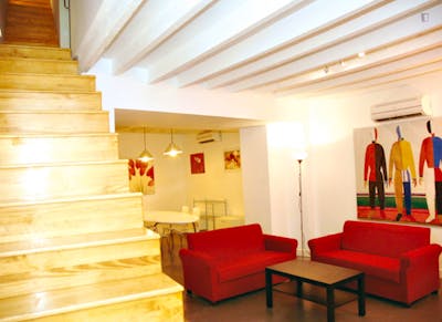 Spacious double bedroom in a seven bedroom apartment, in the centre of Alicante  - Gallery -  2