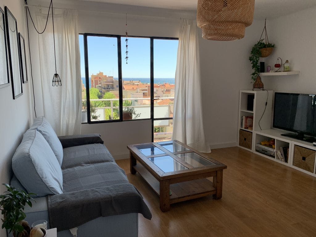 Apartment with Balcony Near the Beach and Train to Barcelona