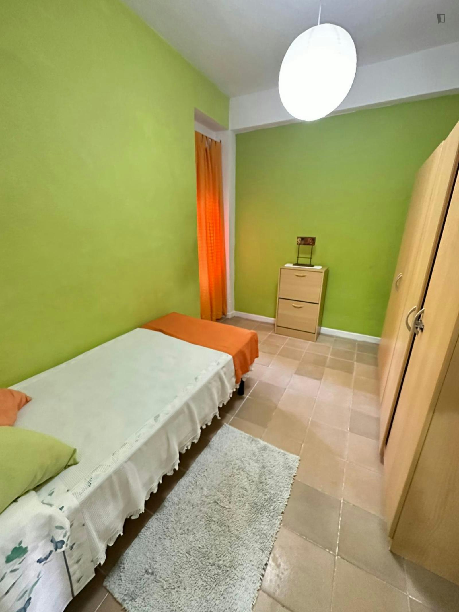 Cute single bedroom in Alicante next to Mercat metro station