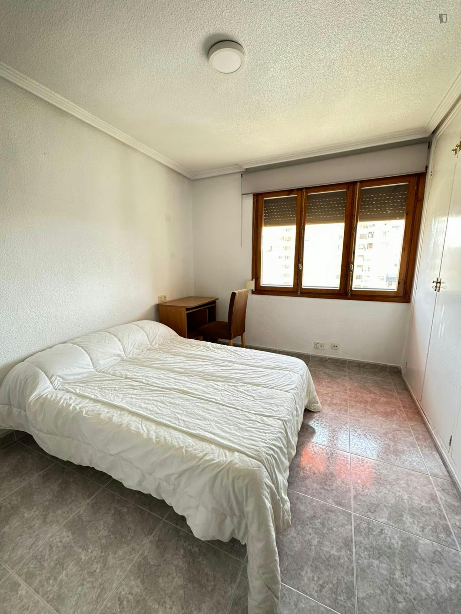 Cool double bedroom in Alicante close to Mercat de Babel