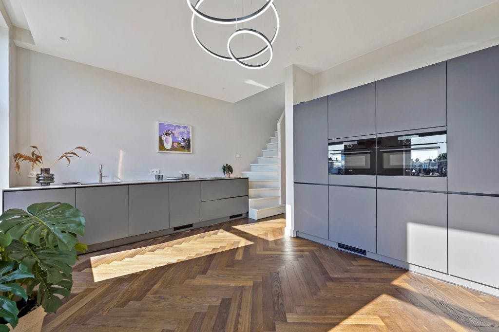 Great newly renovated topfloor 4 bedroom apartment with balconies and roofterrace with a view