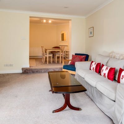 Spacious 1-Bedroom Flat with garden & free parking