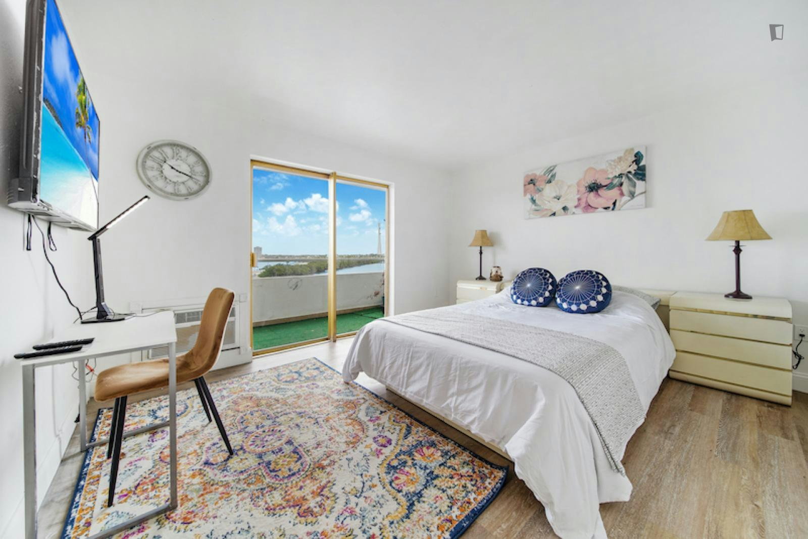 Bright double bedroom with balcony in the North Bay Island