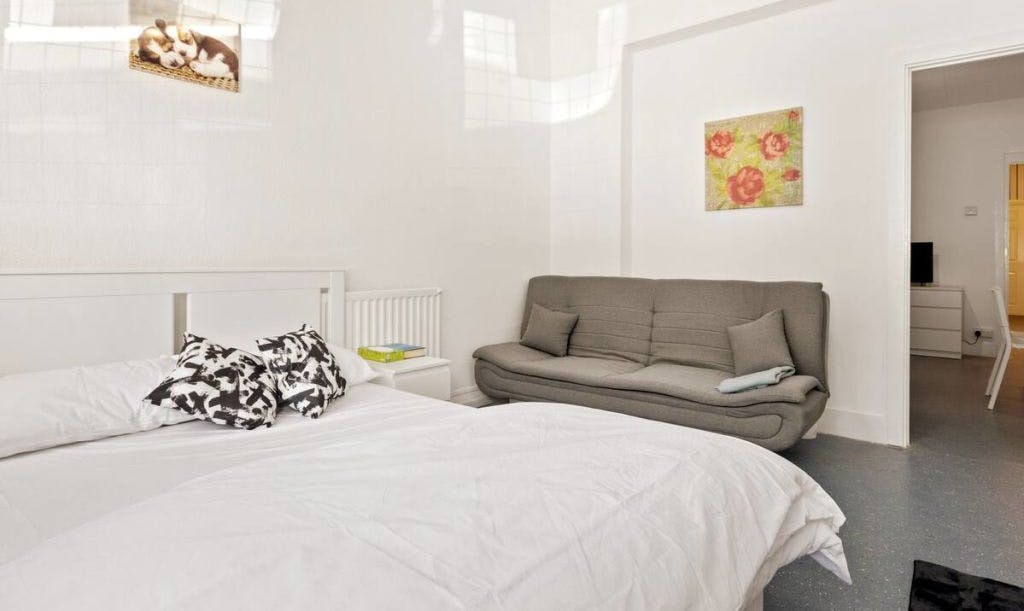 Fantastic 2BD Barking stay with links to the City!