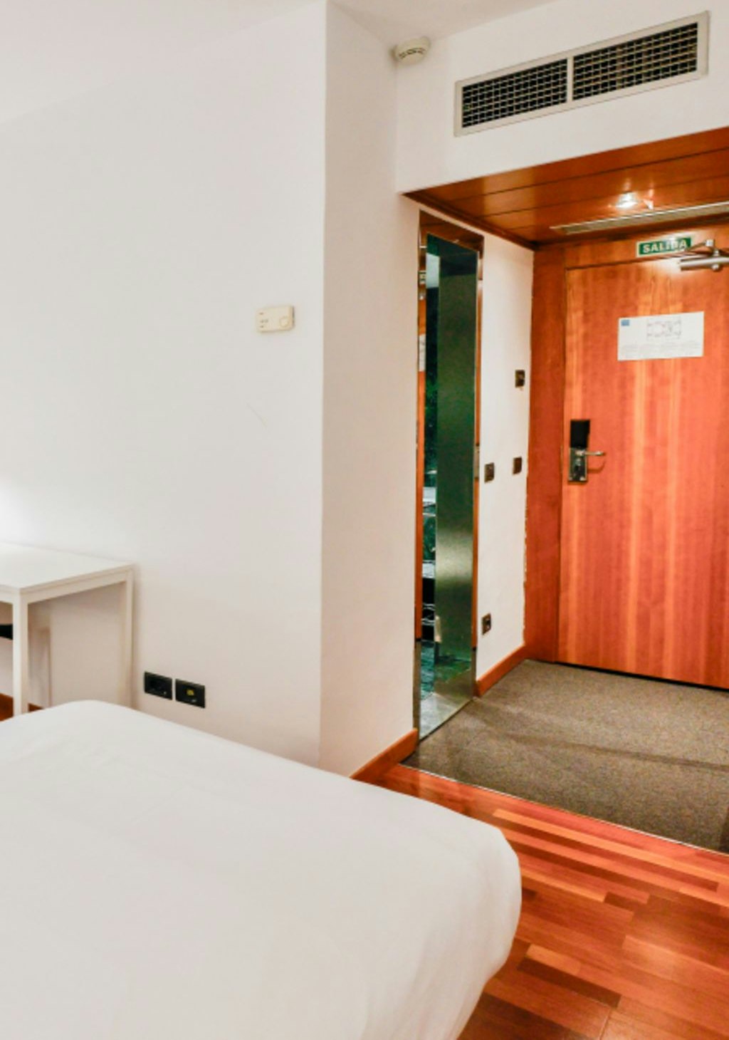 Room with private bathroom in university residence in Pamplona