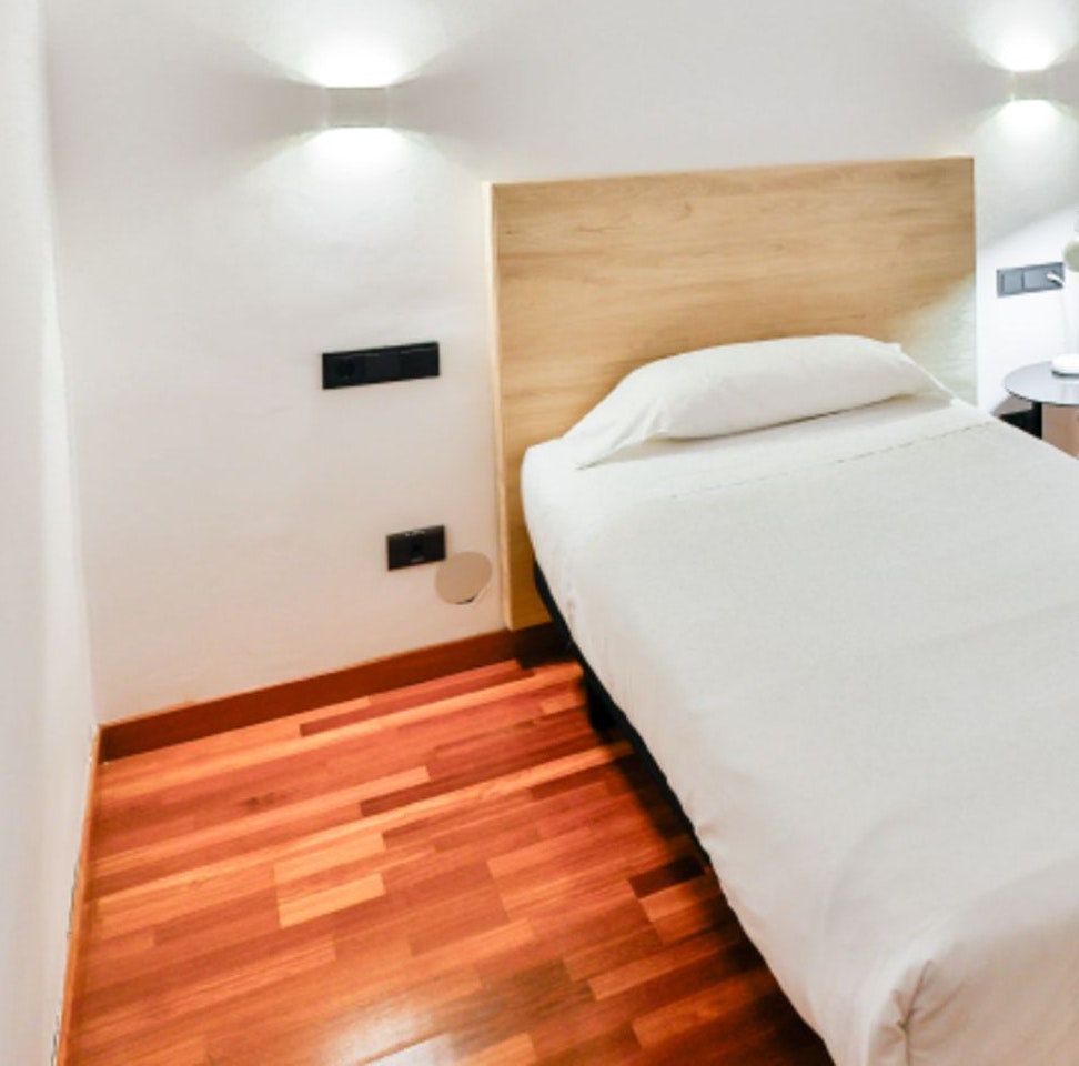 Room with private bathroom in university residence in Pamplona