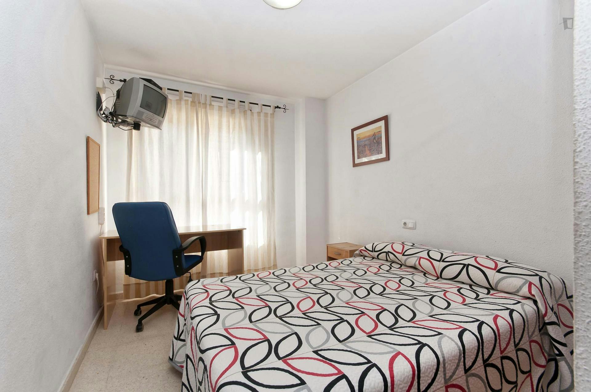 Double bedroom in a 6-bedroom apartment not far from Marq - Castillo train station