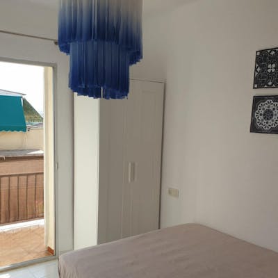 Double bedroom in a 3-bedroom apartment near Parque El Tossal