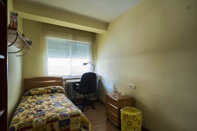Single bedroom in a 4-bedroom apartment in a few blocks away from Escuela Universitaria de Enfermería y Fisioterapia  - Gallery -  1