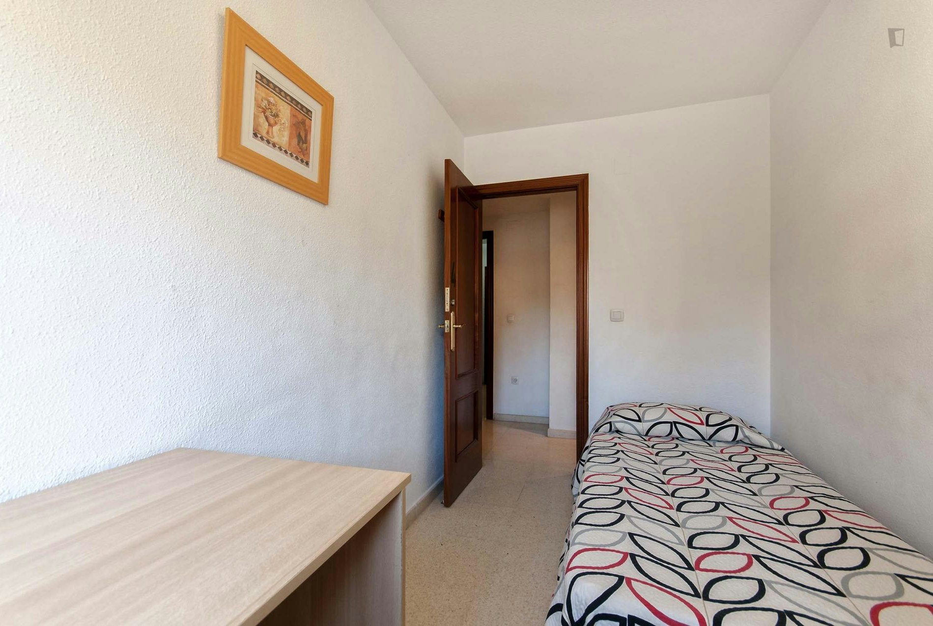 Single bedroom in a 6-bedroom apartment close to Marq - Castillo train station