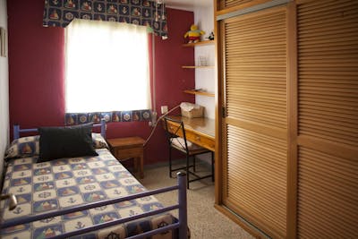 Snug single bedroom in residential Triana  - Gallery -  1
